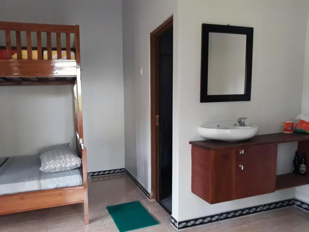 Red Island Bungalows Pasanggaran Номер фото