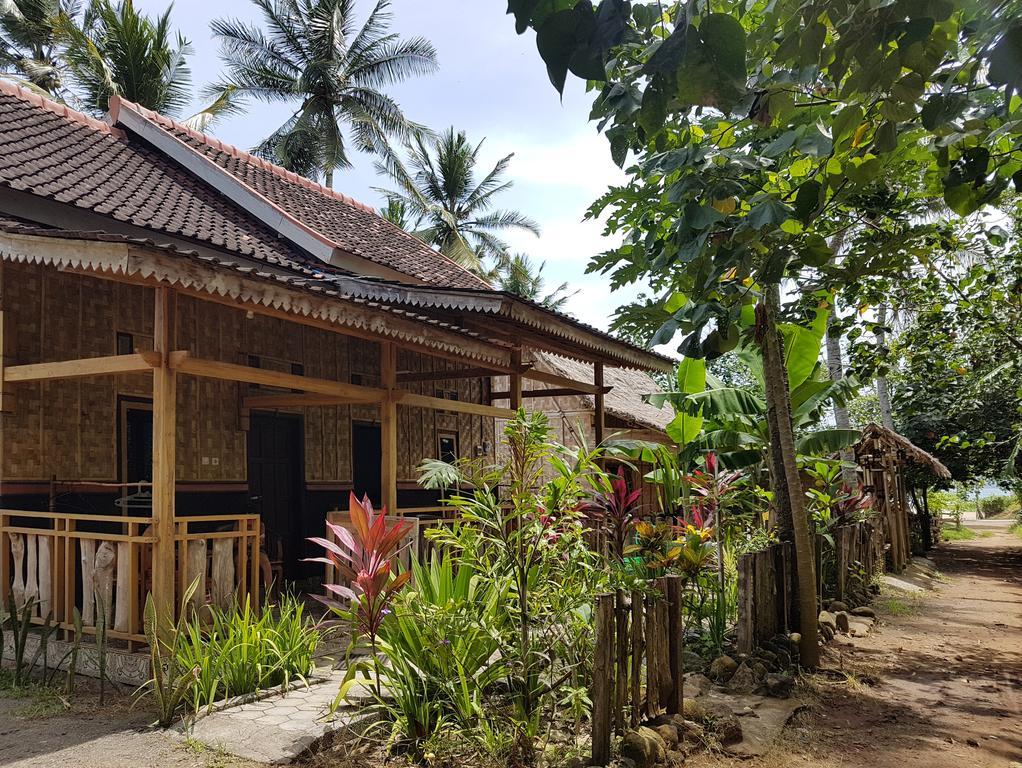 Red Island Bungalows Pasanggaran Экстерьер фото