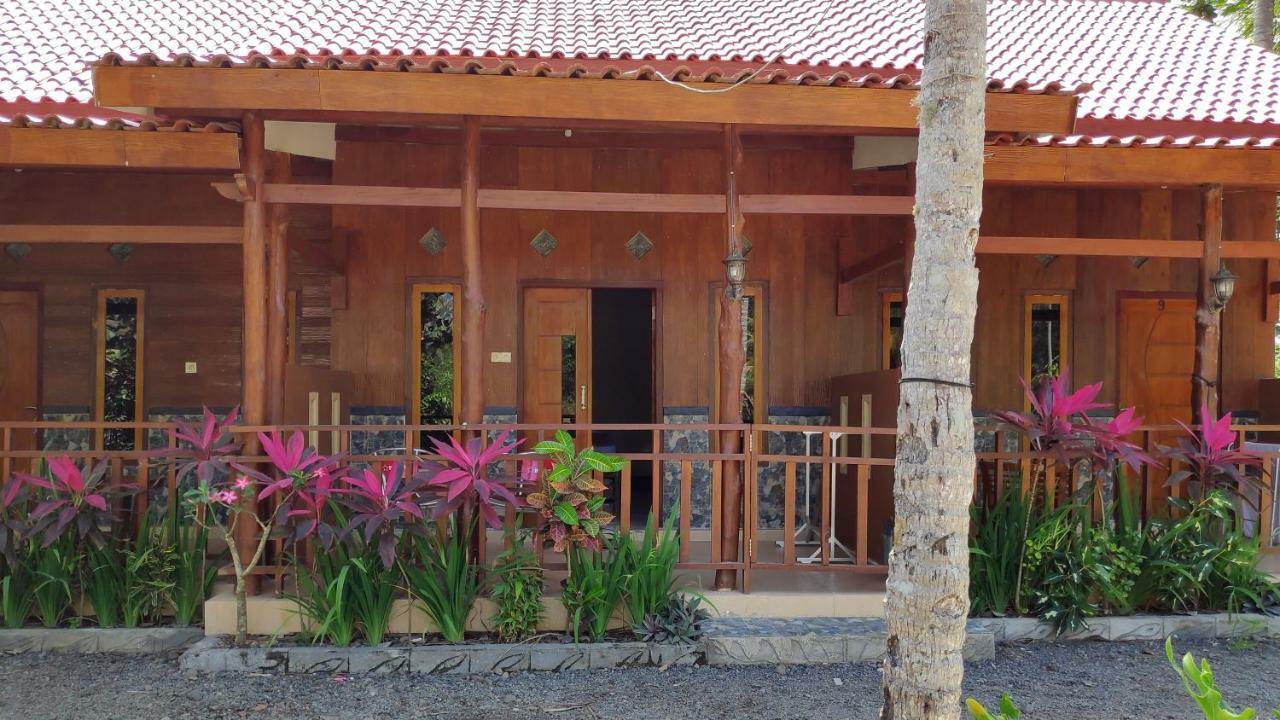 Red Island Bungalows Pasanggaran Экстерьер фото